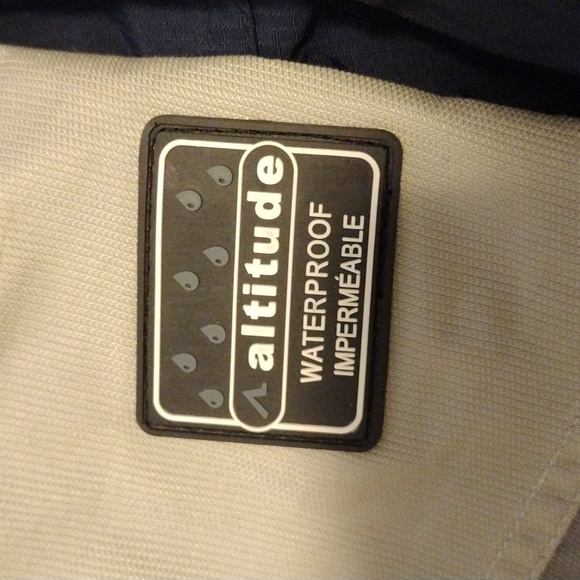 Water proof/ windbreaker Altitude - Picture 4 of 4